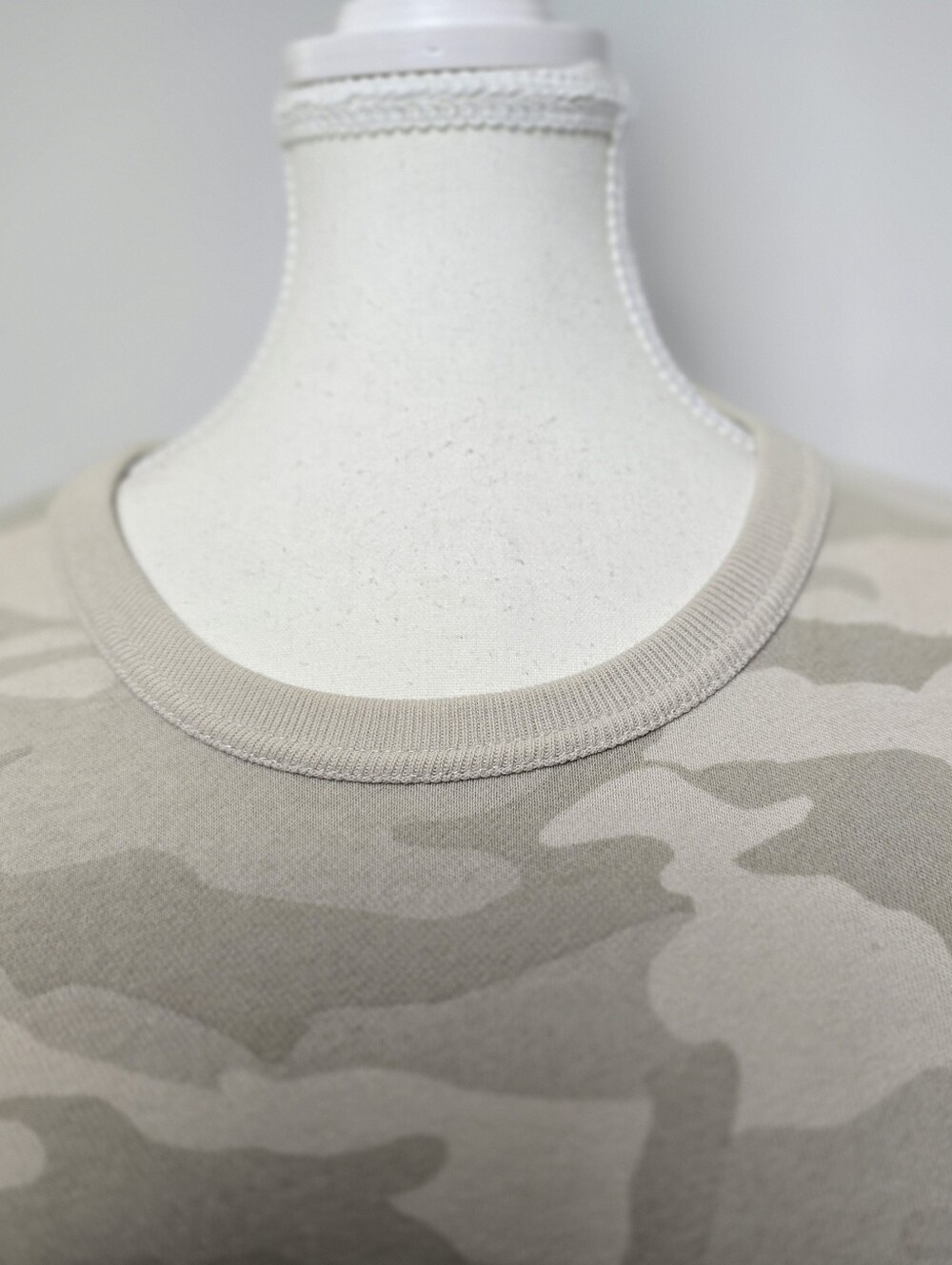 Abercrombie & Fitch Women’s Camouflage Cream Crewneck Sweatshirt Size M Casual - Picture 4 of 7
